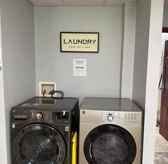 ユースホステル Travellers Inn Fredericton Nb