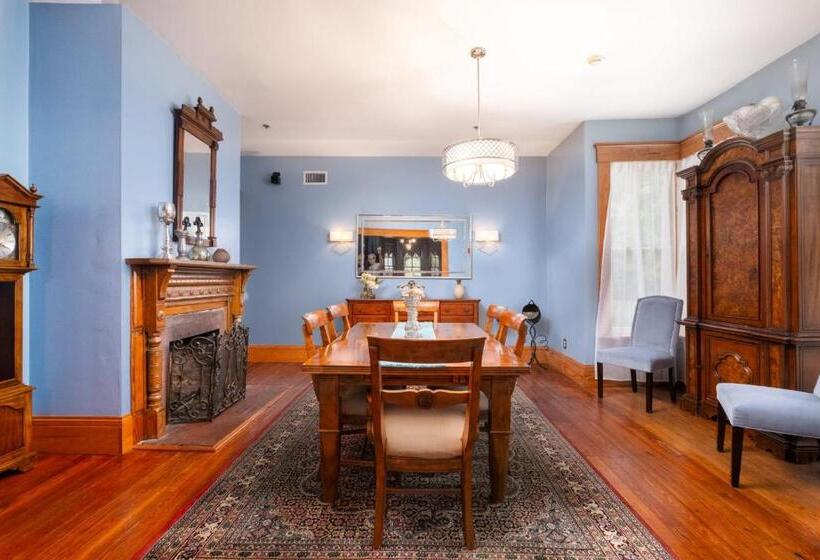 Bed and Breakfast Savannah Suite