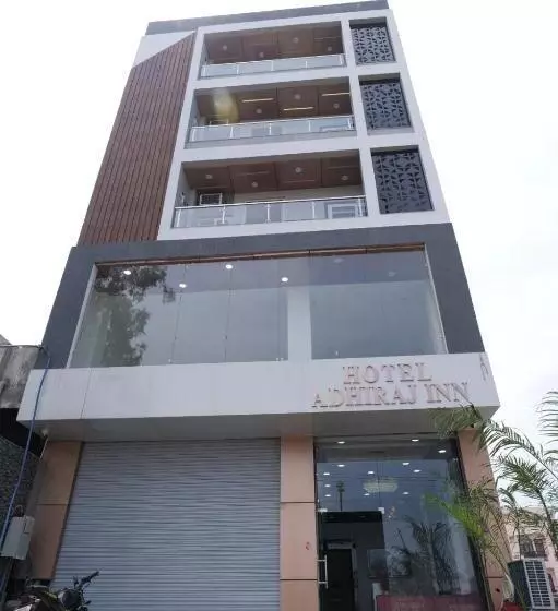 ホテル Adhiraj Inn