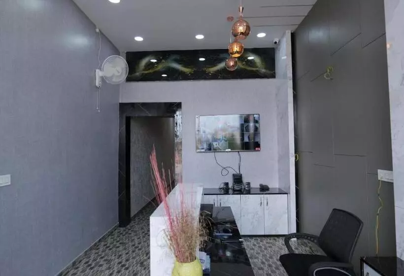 ホテル Adhiraj Inn