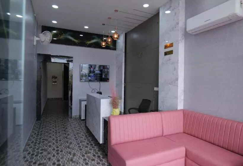 ホテル Adhiraj Inn