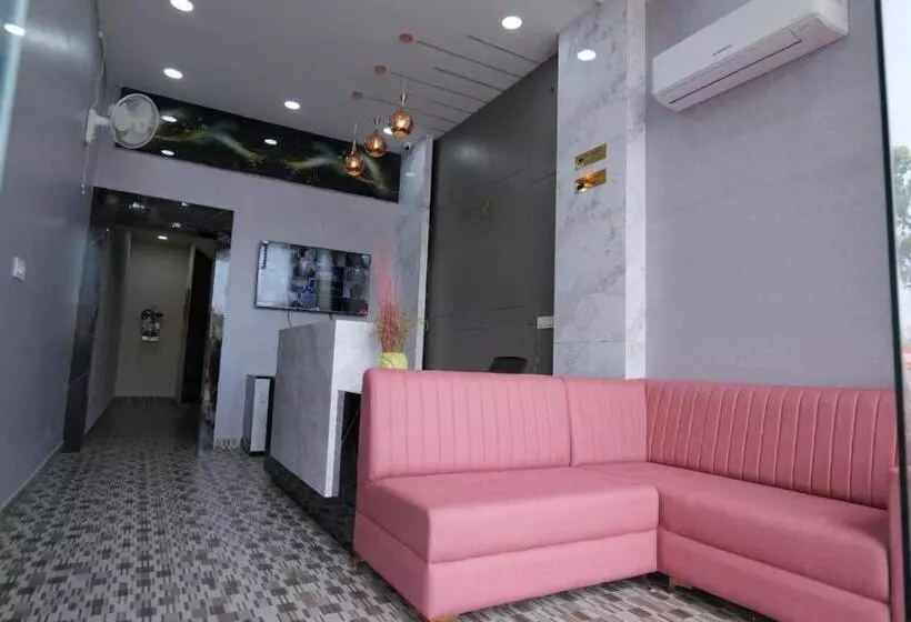 ホテル Adhiraj Inn