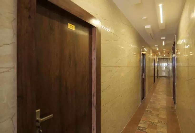 ホテル Adhiraj Inn