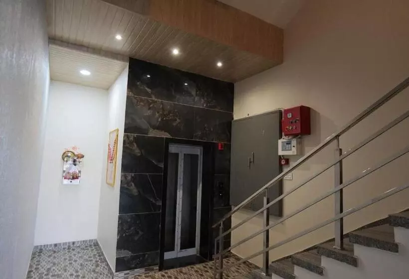 ホテル Adhiraj Inn