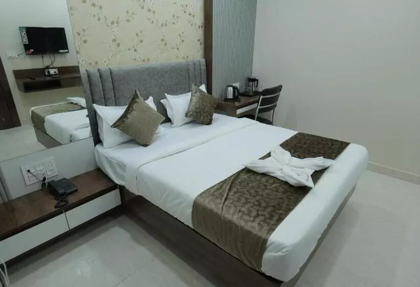 ホテル Adhiraj Inn