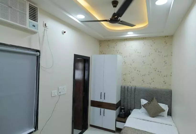 ホテル Adhiraj Inn