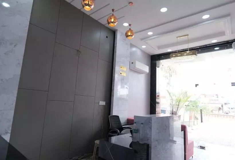 ホテル Adhiraj Inn