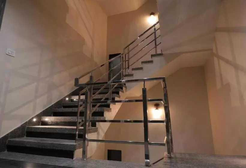 ホテル Adhiraj Inn