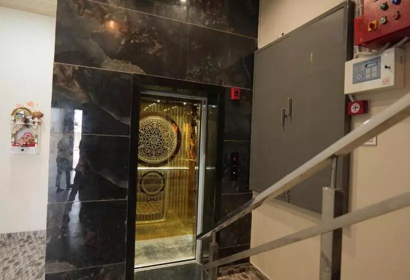 ホテル Adhiraj Inn