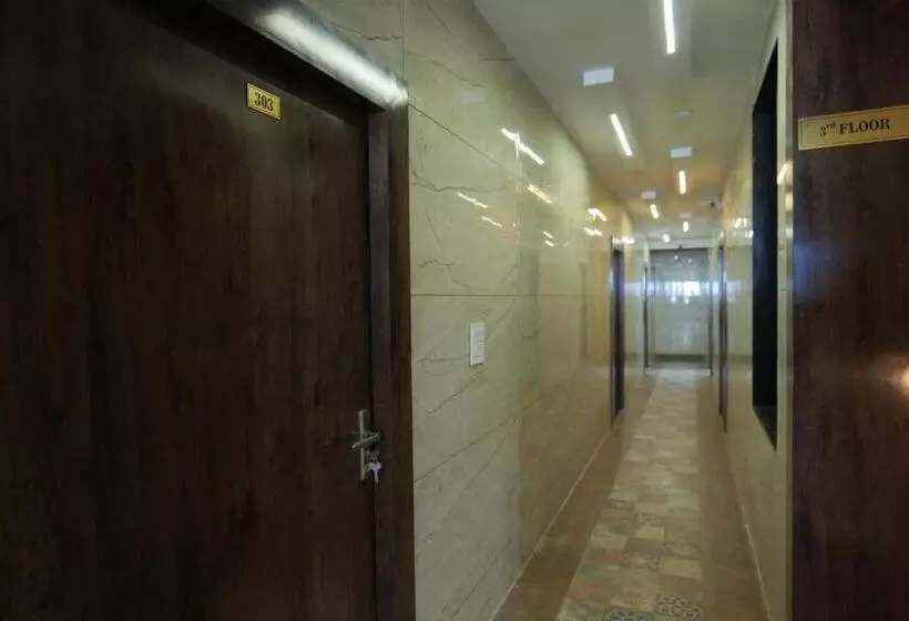 ホテル Adhiraj Inn