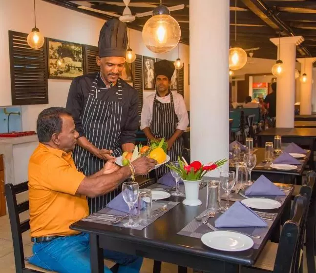 Mahi Beach Hotel & Restaurant