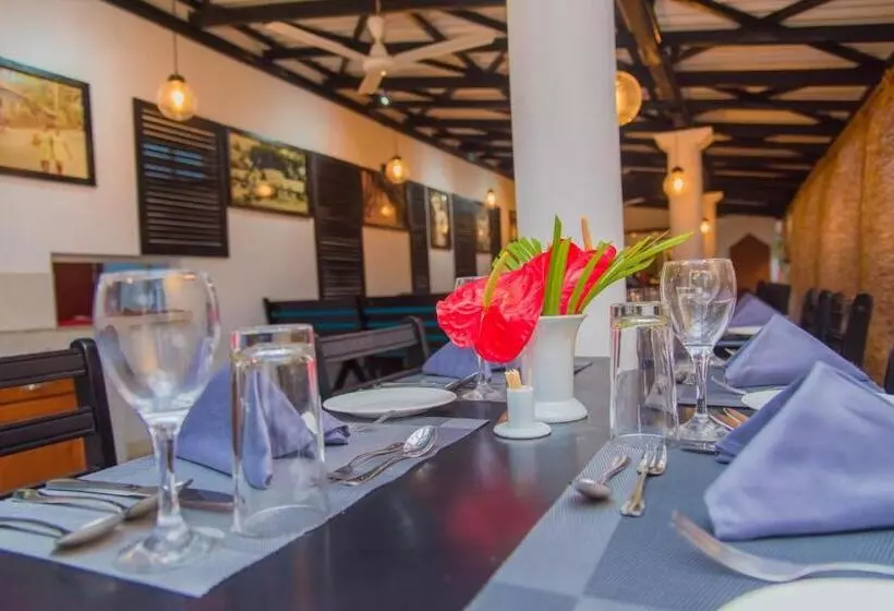 Mahi Beach Hotel & Restaurant