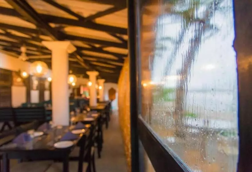 Mahi Beach Hotel & Restaurant