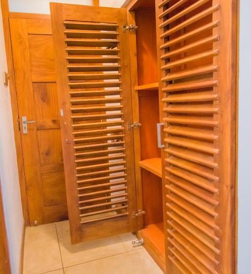 Mahi Beach Hotel & Restaurant