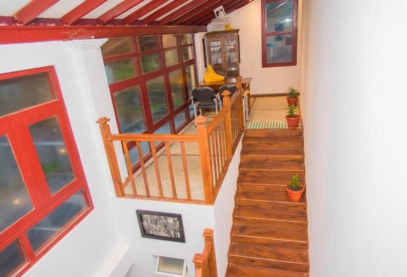 Mahi Beach Hotel & Restaurant