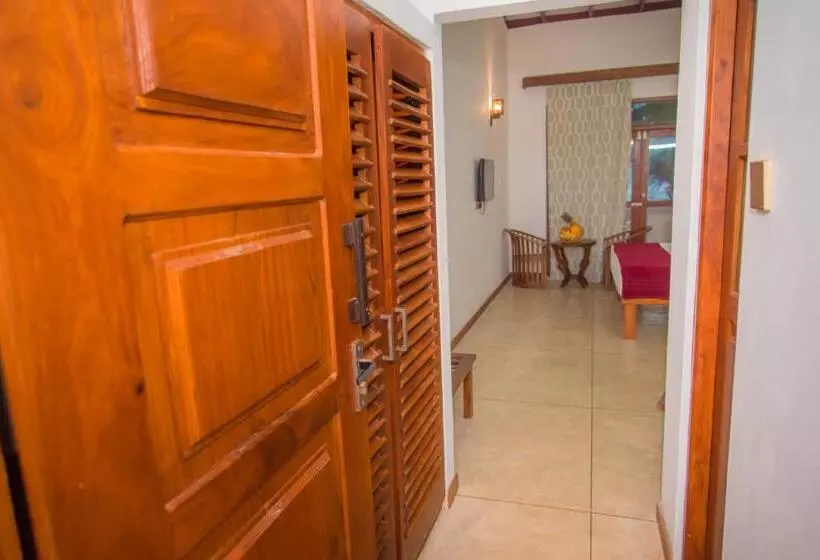 Mahi Beach Hotel & Restaurant