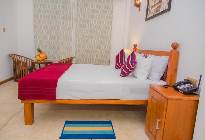 Mahi Beach Hotel & Restaurant