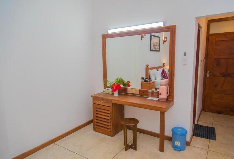 Mahi Beach Hotel & Restaurant