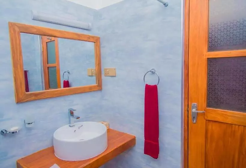 Mahi Beach Hotel & Restaurant