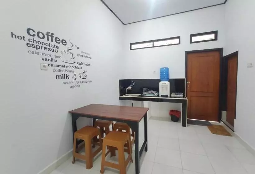 ペンション Home Syariah Guest House Ampana