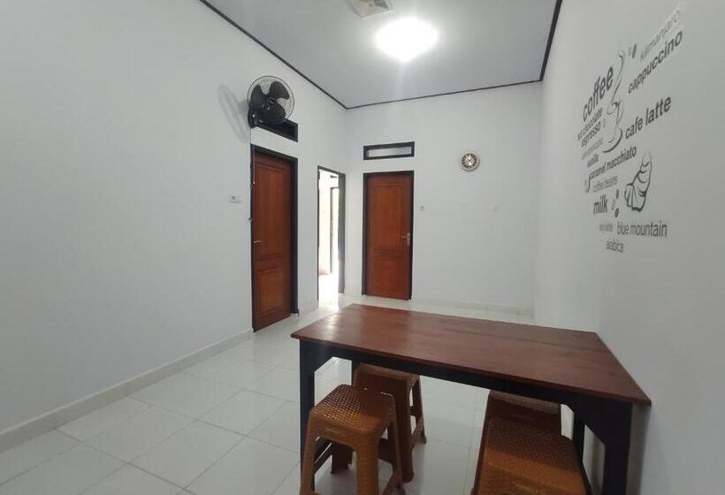 פנסיון Home Syariah Guest House Ampana