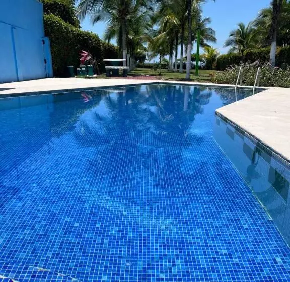 Aamiaismajoitus (B&B) Your Beachfront Bnb Paradise