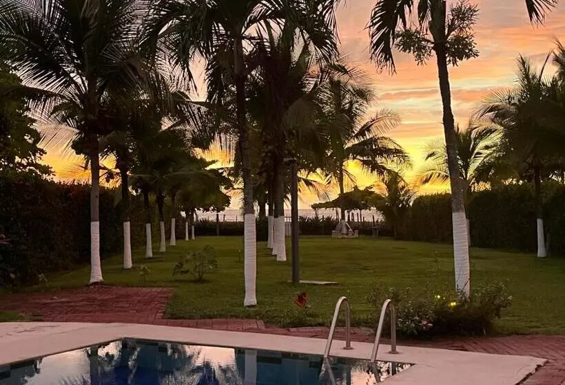 Aamiaismajoitus (B&B) Your Beachfront Bnb Paradise