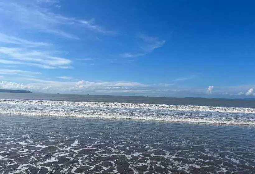 Aamiaismajoitus (B&B) Your Beachfront Bnb Paradise