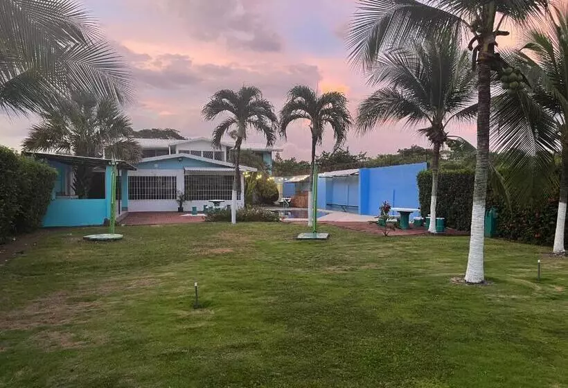 Aamiaismajoitus (B&B) Your Beachfront Bnb Paradise