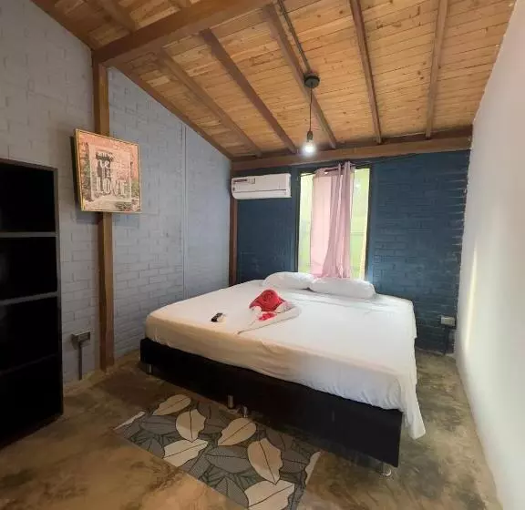 Retkeilymaja Posada Miss Anibel