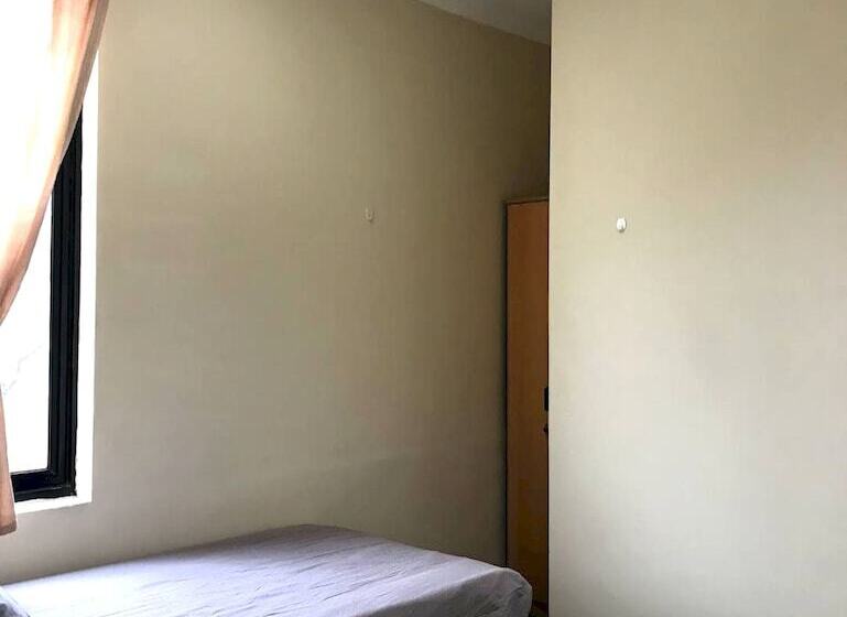 בית מלון כפרי Oyo Life 92781 Kost Parung Serab Syariah