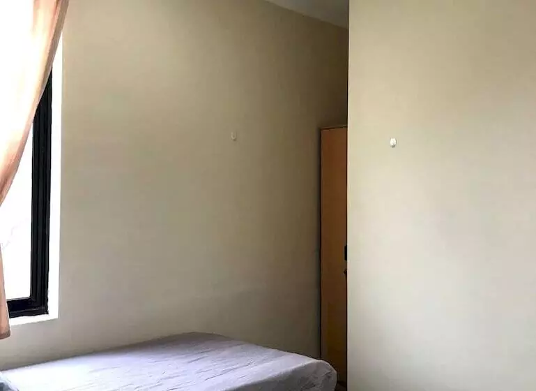 Hotelli Oyo Life 92781 Kost Parung Serab Syariah