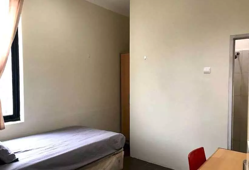 Hotelli Oyo Life 92781 Kost Parung Serab Syariah