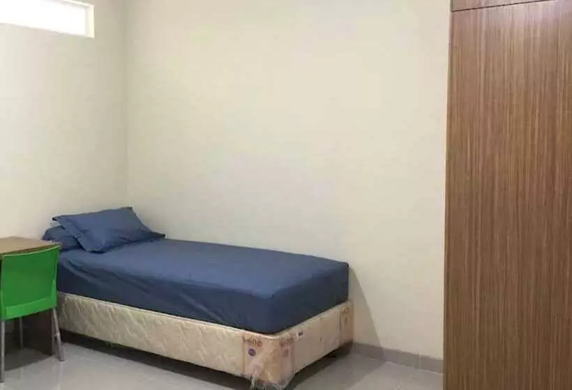 Hotelli Oyo Life 92781 Kost Parung Serab Syariah