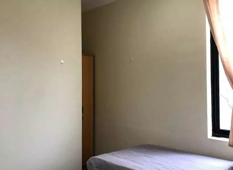 Hotelli Oyo Life 92781 Kost Parung Serab Syariah