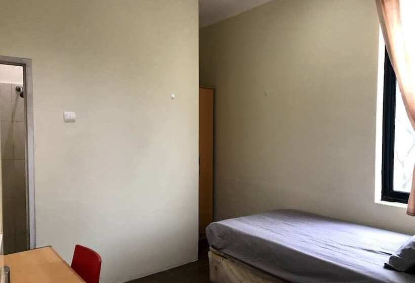 בית מלון כפרי Oyo Life 92781 Kost Parung Serab Syariah