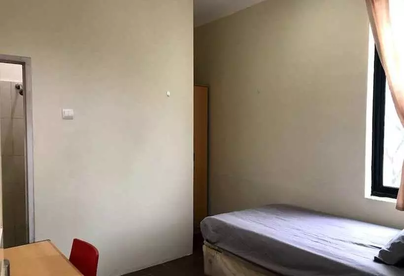 Hotelli Oyo Life 92781 Kost Parung Serab Syariah