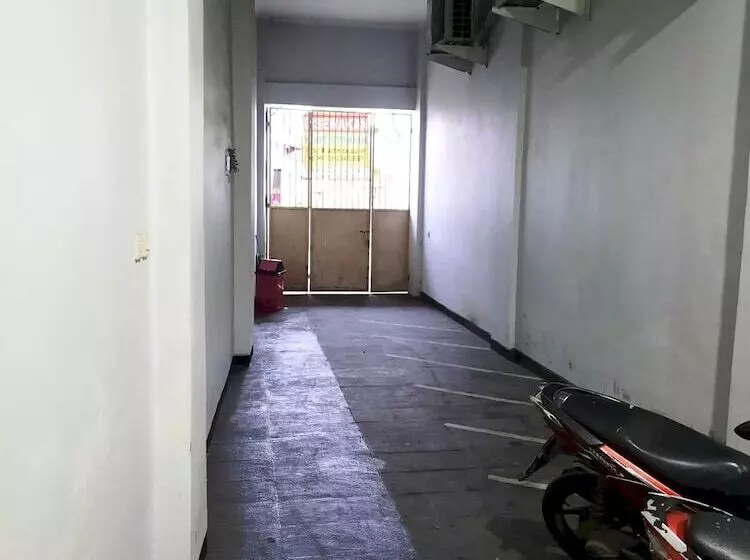 Hotelli Oyo Life 92781 Kost Parung Serab Syariah