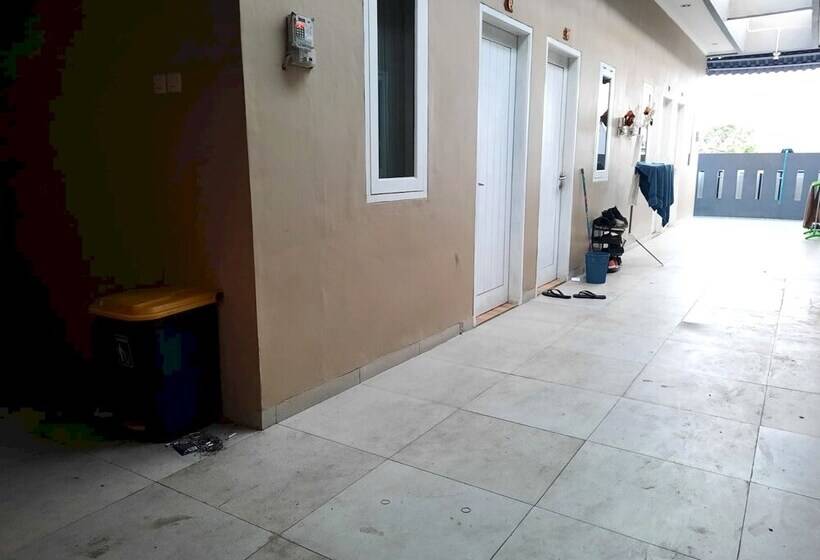 בית מלון כפרי Oyo Life 92781 Kost Parung Serab Syariah