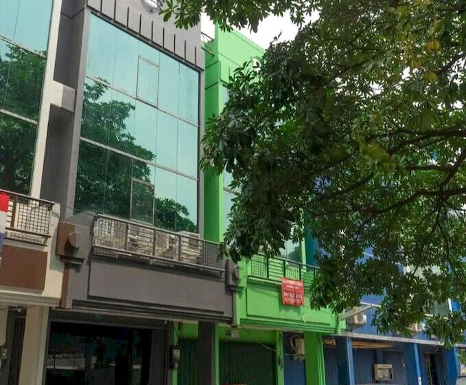 בית מלון כפרי Oyo Life 92878 Kost Padma Syariah