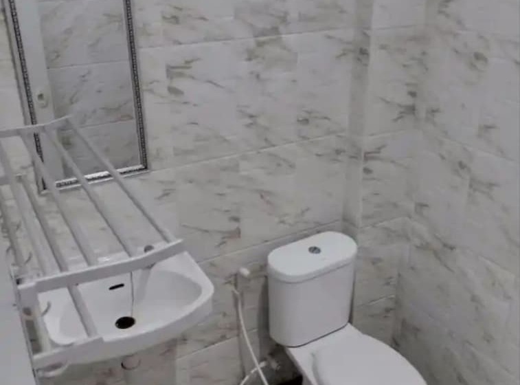 בית מלון כפרי Oyo Life 92878 Kost Padma Syariah