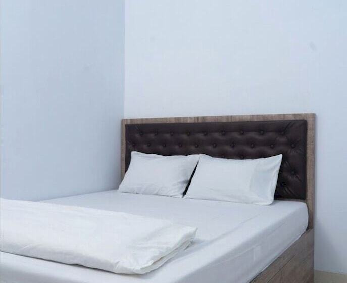 בית מלון כפרי Oyo Life 92878 Kost Padma Syariah