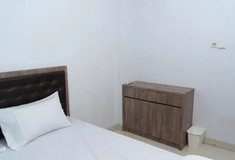 בית מלון כפרי Oyo Life 92878 Kost Padma Syariah