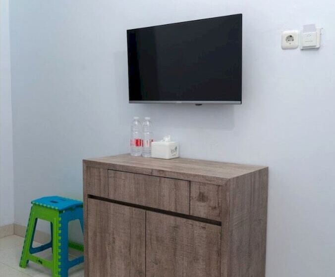 בית מלון כפרי Oyo Life 92878 Kost Padma Syariah