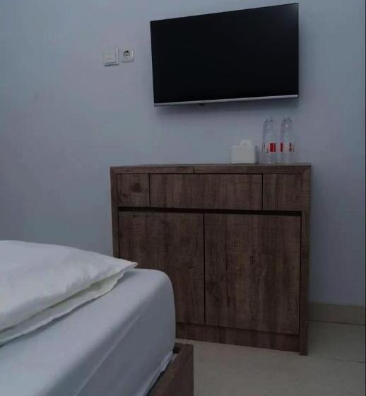 בית מלון כפרי Oyo Life 92878 Kost Padma Syariah