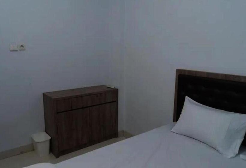 בית מלון כפרי Oyo Life 92878 Kost Padma Syariah