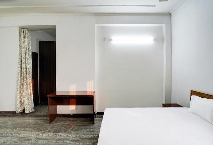 Oyo Radisson Red Hotel & Restaurant