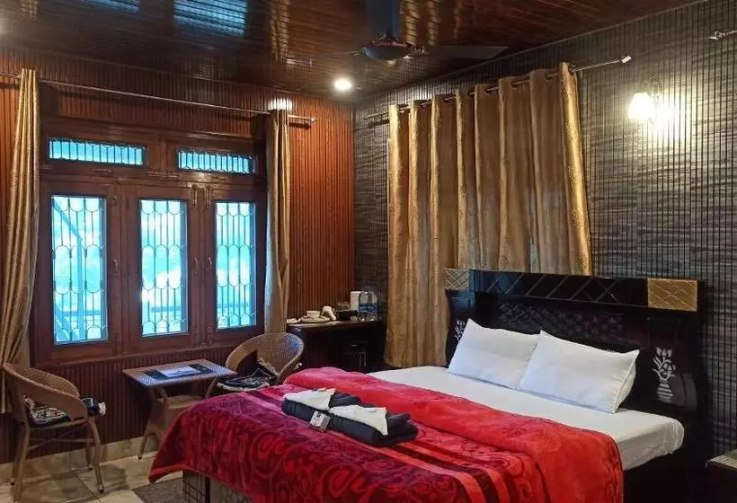 ペンション Gayatri Niwas   Luxury Private Room With Ensuit Bathroom   Lake View And Mountain View