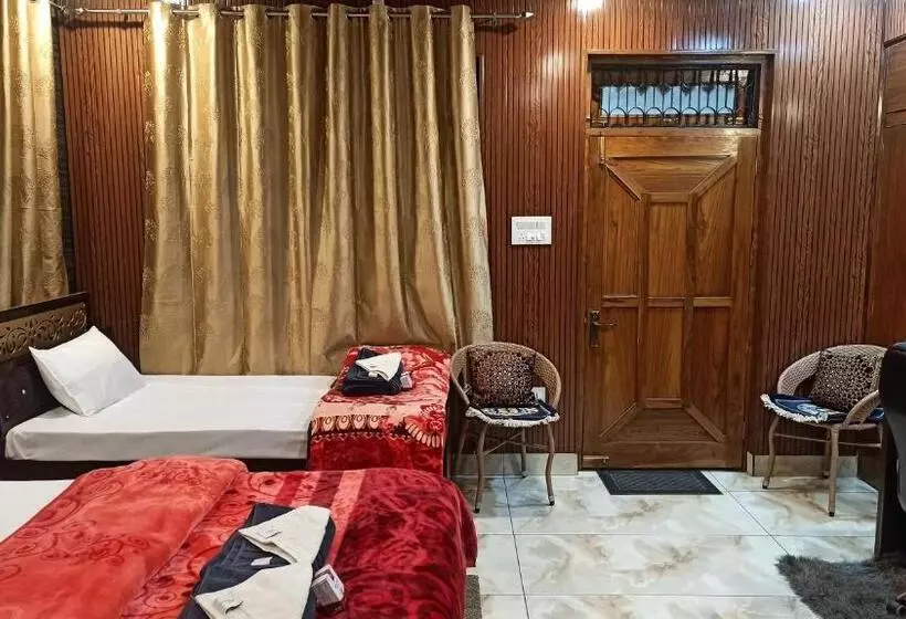 ペンション Gayatri Niwas   Luxury Private Room With Ensuit Bathroom   Lake View And Mountain View