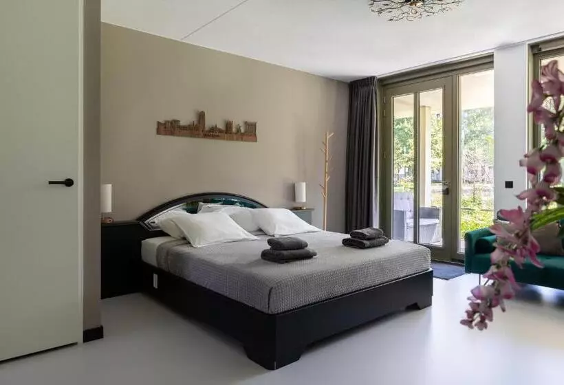 پانسیون Luxury Room With King Size Bed